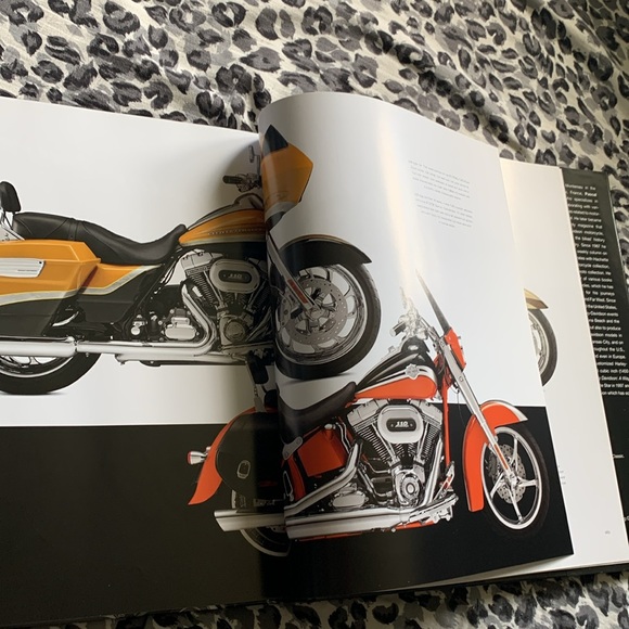 Harley Davidson Book The Legendary Models Pascal Szymezak - Picture 12 of 12